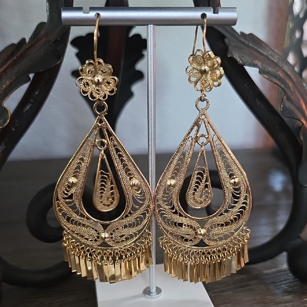 Elegant Gold Filigree Dangle Earrings - Picture 7 of 16